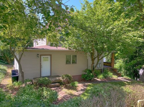 201 Patterson Ave, Beaver Falls, PA 15010-2139