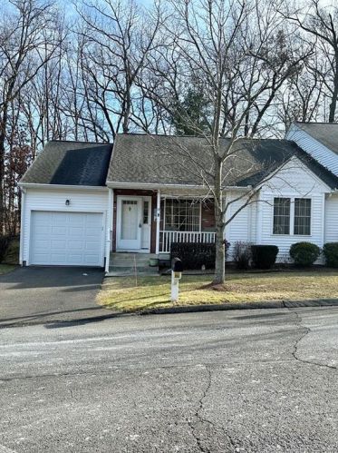 13 Glenbrook Dr, Windsor Locks, CT 06096-2159