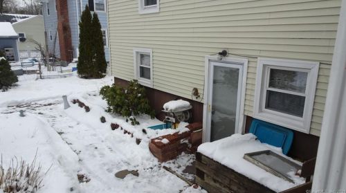 30 Duval St, Manchester CT 06042-2816 exterior