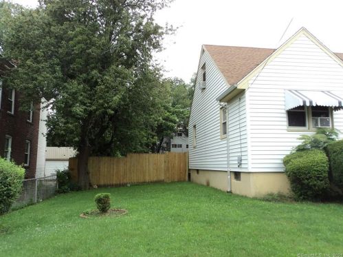 65 Cowles St, Bridgeport, CT 06607-2102