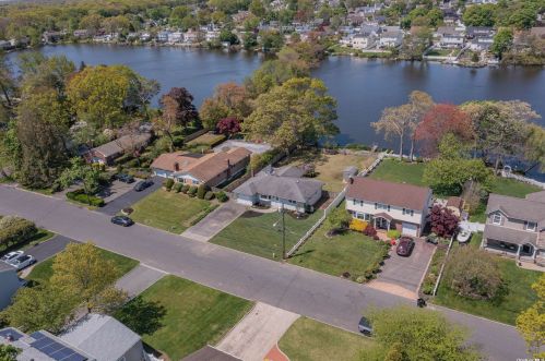 50 Arbour St, West Islip NY  11795-1015 exterior