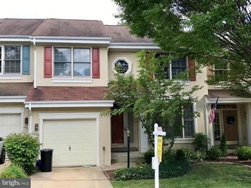 1316 Park Garden Ln, Herndon, VA 20194-1985