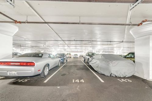 2 Commodore Dr, Oakland CA  94608-1613 exterior