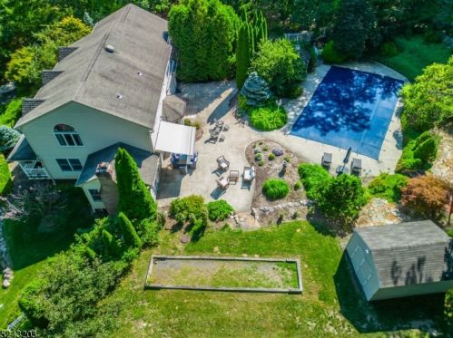 19 Marisa Ct, West Milford NJ  07480-3000 exterior