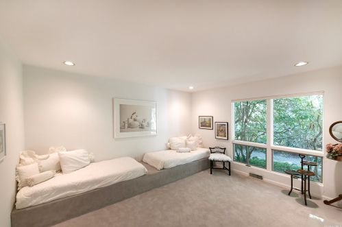 19 Montrose Pl, Huntington Station NY 11747-3403 exterior