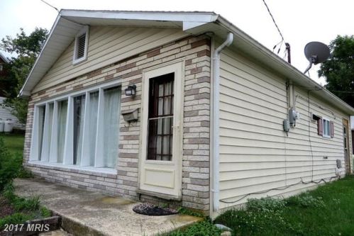 3 Broad St, North Newton, PA 17241-1501