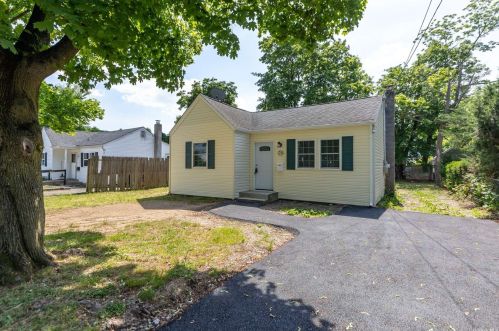 28 16th St, Wheatley Heights, NY 11798-2304