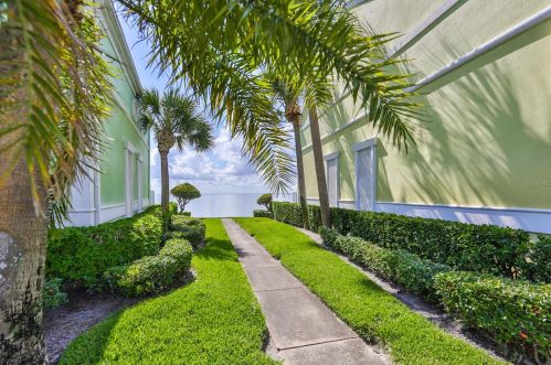 4858 Coquina Key Dr, Saint Petersburg, FL 33705-4815