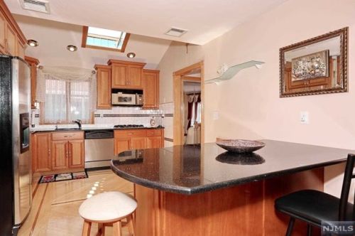 19 Elmhurst St, Elmwood Park NJ  07407-1320 exterior