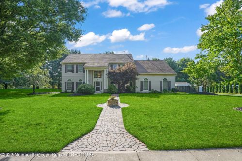 11 Horse Shoe Ln, East Freehold, NJ 07728-8067