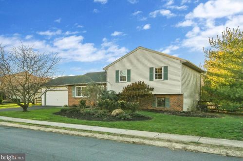 60 Aspen Dr, Mount Joy PA  17552-9512 exterior