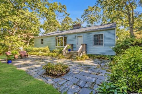 14 Oakledge Dr, Elwood NY  11731-3718 exterior