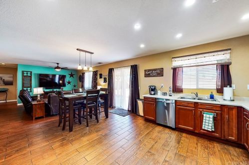 43123 Fleetwood Dr, Lancaster CA 93535-5213 exterior