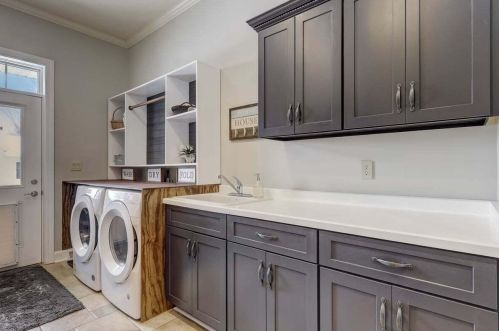 1947 Southwood Trl, West Bend WI  53090-8971 exterior