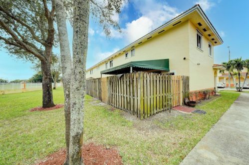 17845 74th Ct, Hialeah FL  33015-8441 exterior