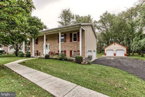 103 Country Club Rd, Carlisle, PA 17015-8868