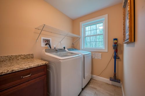 47 Floyd Rd, Derry NH  03038-4712 exterior