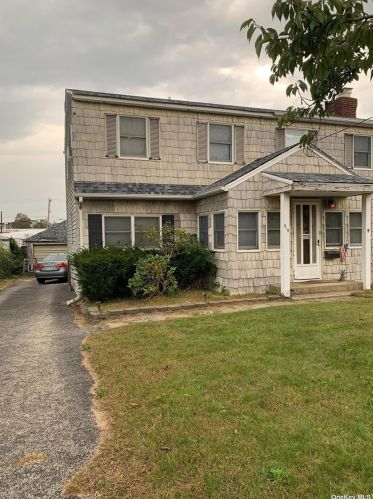 616 Madison Ave, North Lindenhurst, NY 11757-5837