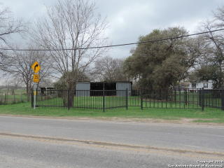 707 Trail St, Floresville, TX 78114-1949