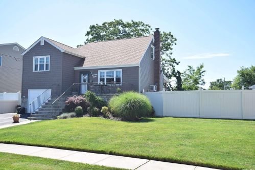 79 Linden St, North Lindenhurst, NY 11757-5702