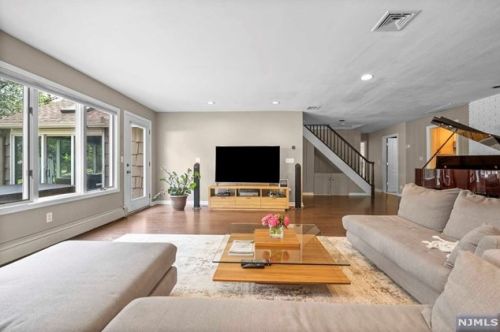 926 Norgate Dr, Ridgewood NJ  07450-2118 exterior