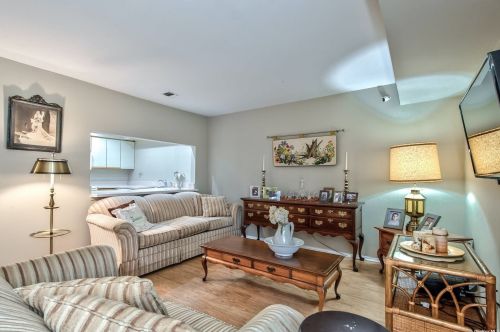202 Cambridge Dr, Copiague, NY 11726-3248