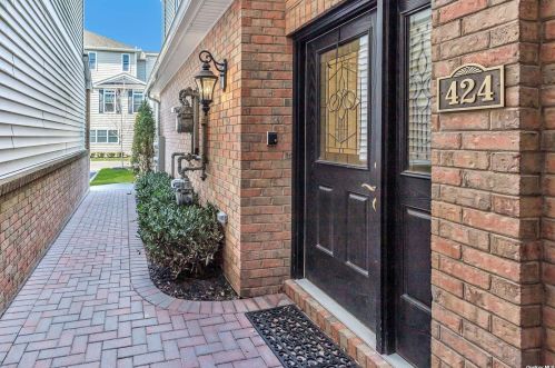 424 Trotting Ln, Westbury, NY 11590-6713