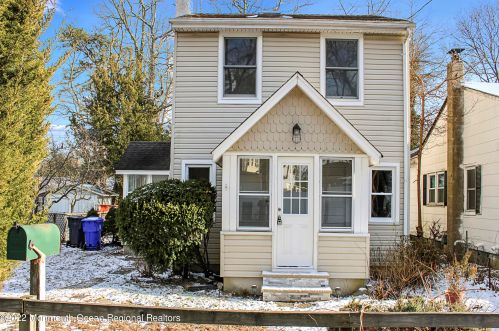8 Oak Ct, Bricktown, NJ 08723-5447