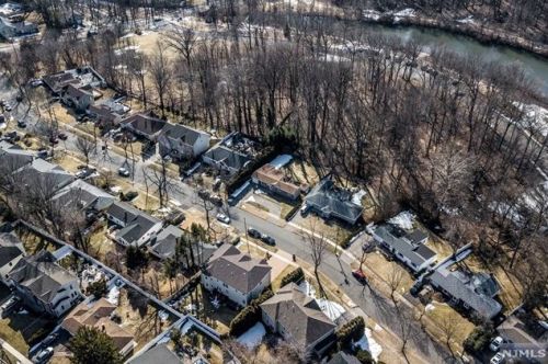 361 Valley Rd, River Edge NJ  07661-1104 exterior