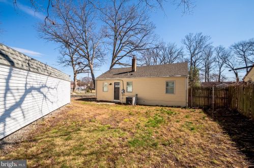 2 Robert Rd, New Castle DE  19720-3925 exterior