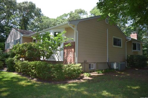 3 Josephine Ln, Northport, NY 11768-2706