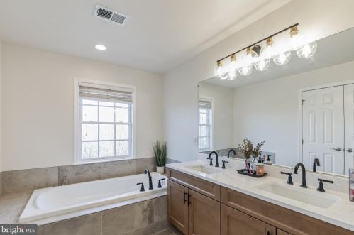 789 Vestal St, Woodbridge VA  22191-5443 exterior