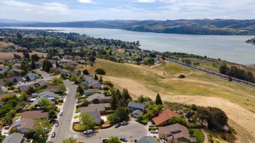 568 Capitol Dr, Benicia, CA 94510-1300