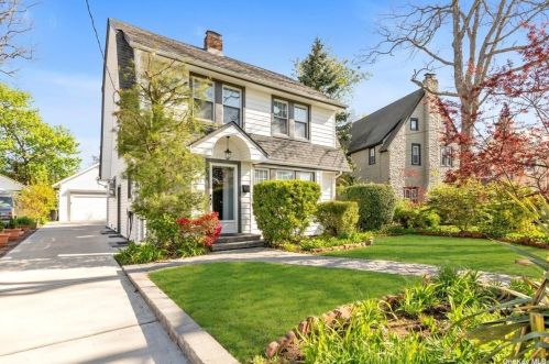 17 Sachem St, East Rockaway, NY 11518-1314