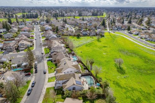 8856 Hiddenspring Way, Elk Grove CA  95758-6153 exterior