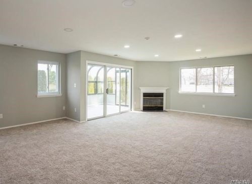 282 Dockside Ct, Moriches, NY 11955-1701