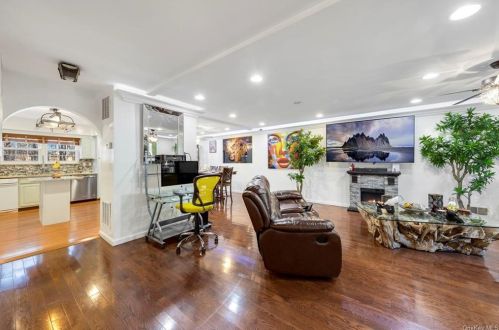101 Somerset Dr, Airmont, NY 10901-6905