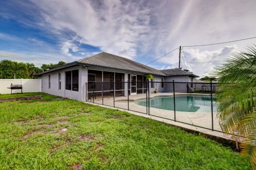 912 Paar Dr, Fort Pierce FL  34953-5623 exterior