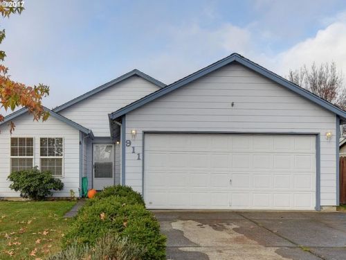 911 Kutch St, Carlton, OR 97111-9452