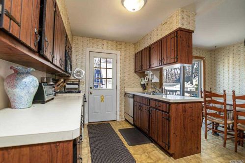 56 Cir Dr, Elwood NY  11731-1211 exterior