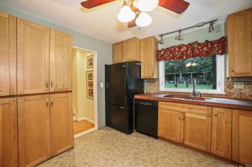 646 Branchville Rd, Ridgefield CT  06877-6128 exterior