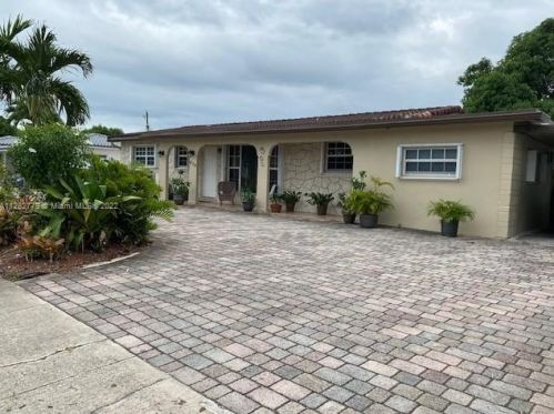 874 70th Pl, Hialeah FL  33014-5220 exterior