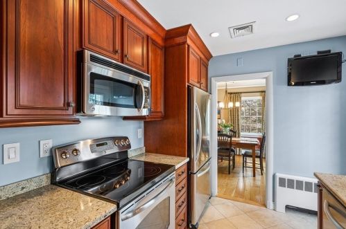 2 Standish Ln, Winchester MA 01890-4043 exterior