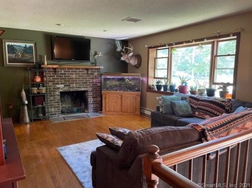 15 Lena Dr, Uncasville CT  06382-1405 exterior