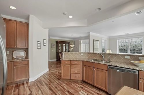 524 Regency Dr, Fishkill, NY 12524-4939