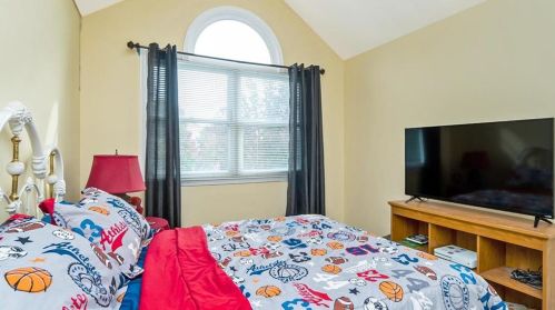 8041 Cross Creek Cir, Breinigsville PA  18031-1327 exterior