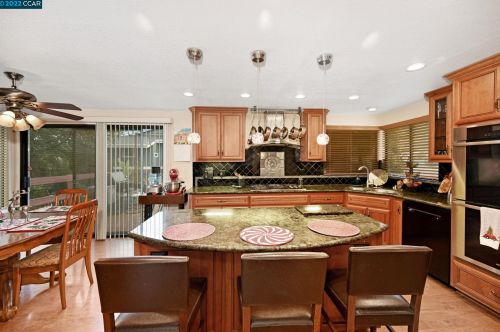 5525 Merritt Dr, Concord CA 94521-4708 exterior