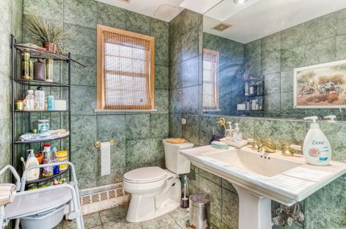 1 Greentree Cir, Westbury NY  11590-1510 exterior