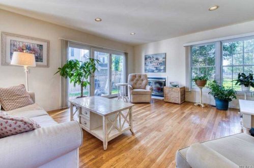 25 Mitchell Rd, West Hampton Beach, NY 11978-2600