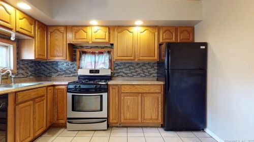 134 Ogden St, Bridgeport, CT 06608-1505